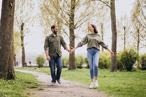 Cách làm người yêu vui mỗi ngày là nắm tay khi đi dạo
