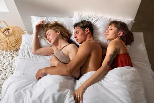 Threesome là gì và những điều cần lưu ý